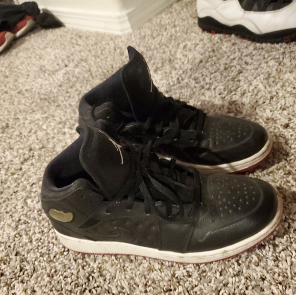 Black Jordan's 1s - Picture 1 of 4